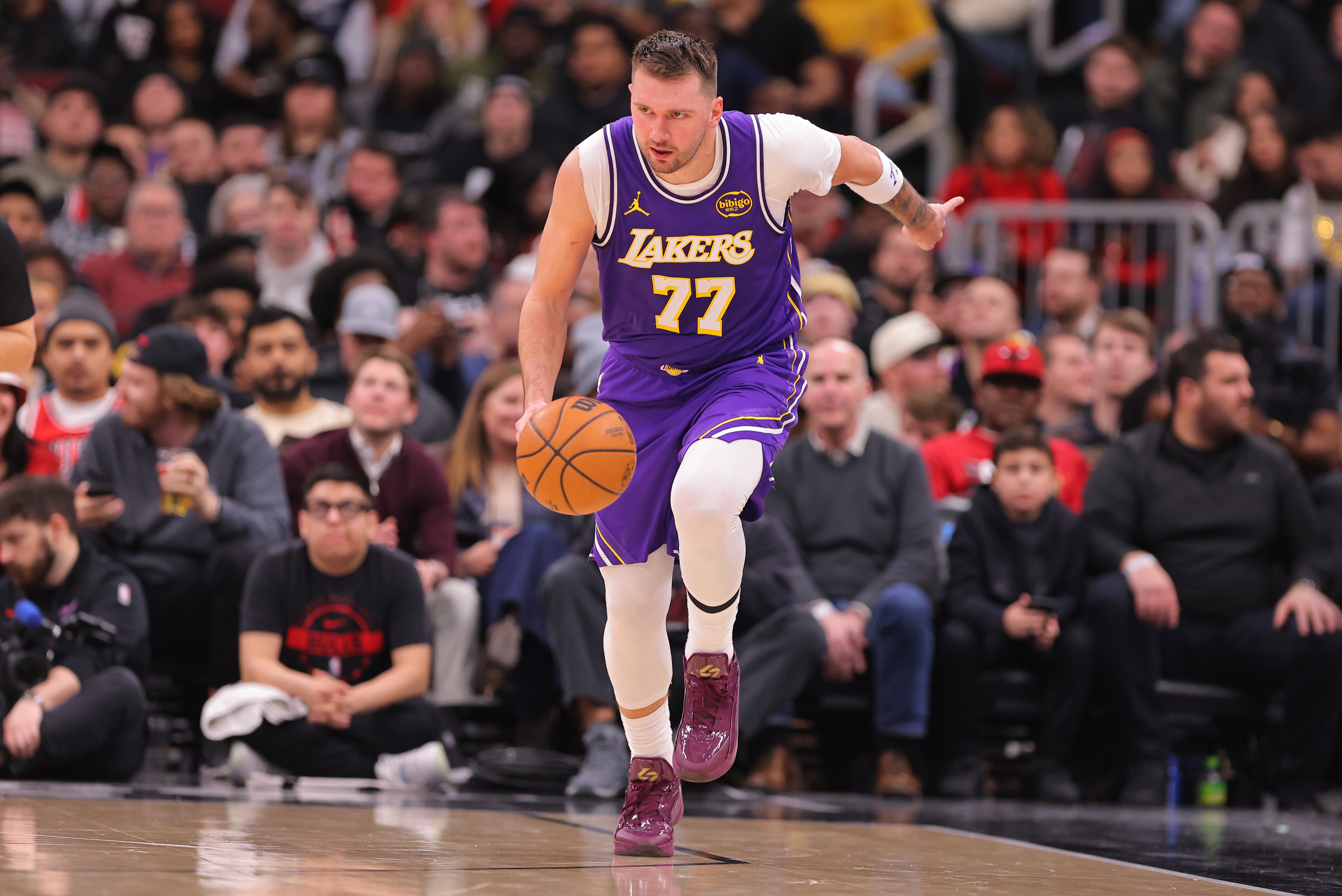 开云体育下载-别有大碍！东契奇次节左腿筋不适回更衣室 半场10中3&amp;5失误